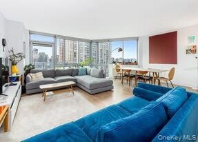 47-05 Center Blvd in Queens, NY - Building Photo