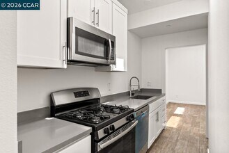 646 Hegenberger Rd in Oakland, CA - Building Photo - Building Photo