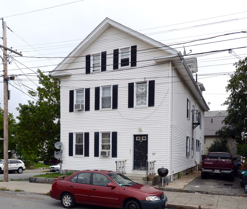 1242 Pleasant St in New Bedford, MA - Foto de edificio