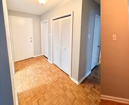 1455 Tyandaga Park Dr in Burlington, ON - Building Photo