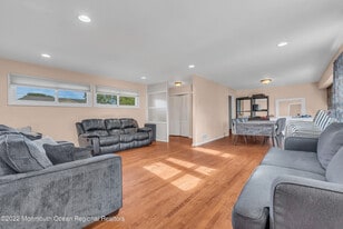 872 Red Oaks Dr in Long Branch, NJ - Building Photo