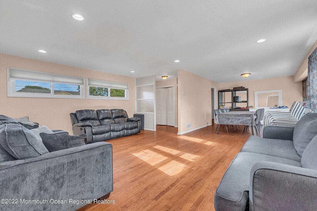 872 Red Oaks Dr in Long Branch, NJ - Building Photo