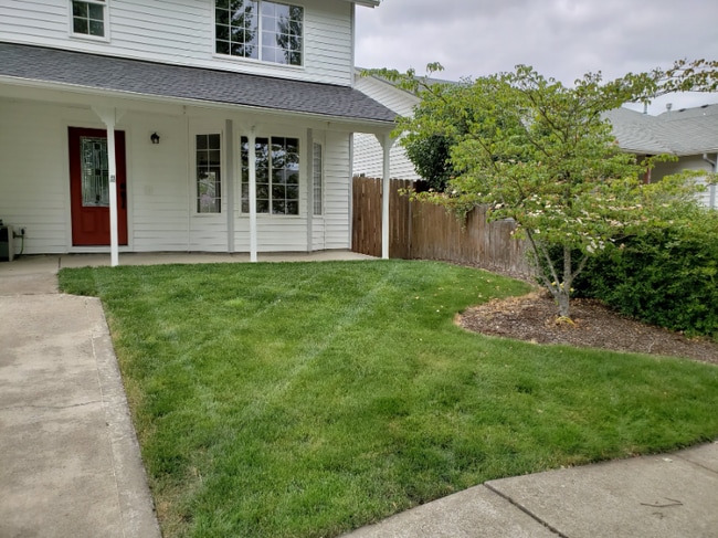 770 Hyacinth St in Independence, OR - Foto de edificio - Building Photo