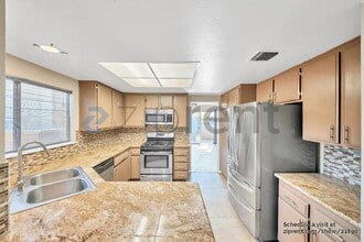 332 Kanan Rd in Oak Park, CA - Building Photo - Building Photo