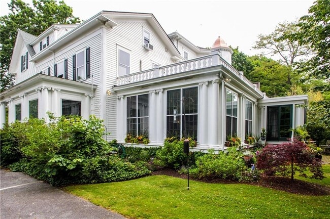 446 Bellevue Ave in Newport, RI - Building Photo - Building Photo