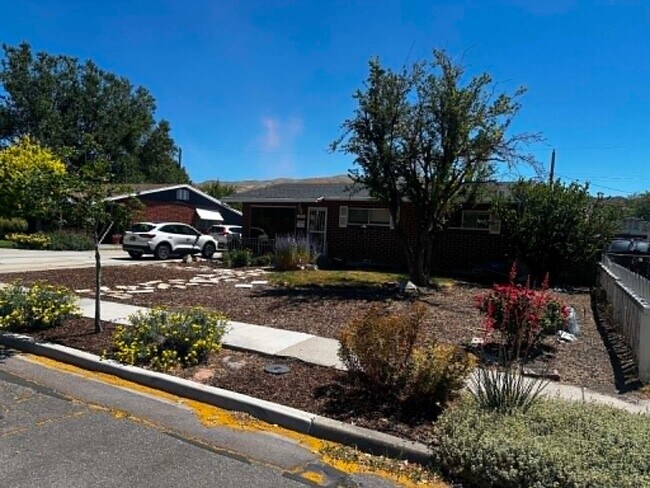 property at 1298 N Garnette Cir