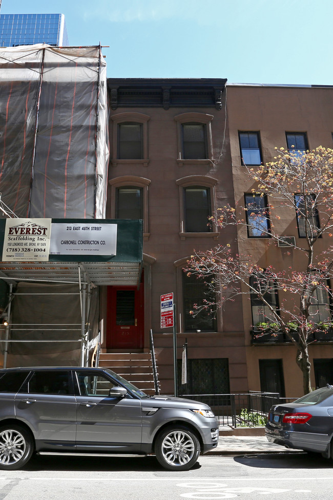 215 E 48th St in New York, NY - Building Photo - Building Photo