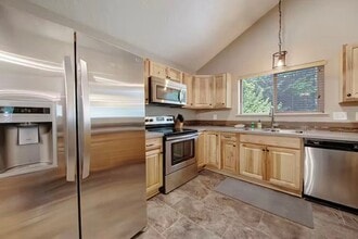 21460 E Meadow Crest Dr in Rhododendron, OR - Building Photo - Building Photo
