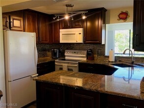 7410 Lake Breeze Dr in Ft. Myers, FL - Foto de edificio - Building Photo