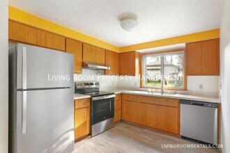 9811 SW 49th Ave in Portland, OR - Building Photo - Building Photo