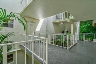 4205 N University Dr, Unit 205 in Sunrise, FL - Building Photo
