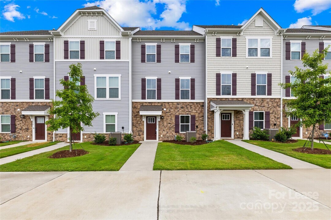 1240 Newell Towns Ln in Charlotte, NC - Building Photo