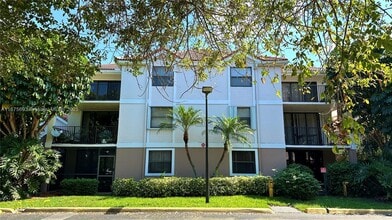 10111 W Sunrise Blvd, Unit 103 in Plantation, FL - Foto de edificio - Building Photo