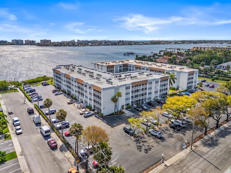 1502 S Lakeside Dr, Unit 301N in Lake Worth Beach, FL - Building Photo