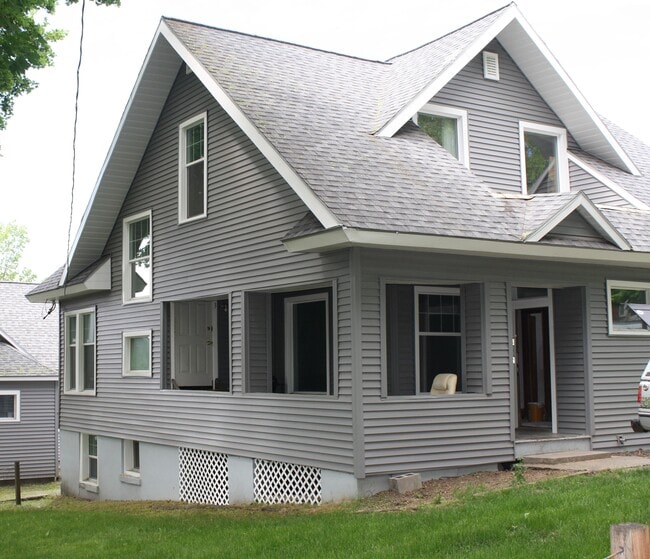 455 NE Campus St, Unit 2