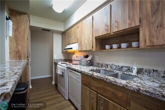 2111 NE 36th St in Lighthouse Point, FL - Building Photo - Building Photo