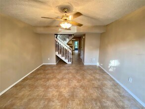 2267 Fletchers Point Cir in Tampa, FL - Foto de edificio - Building Photo