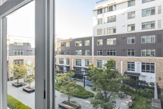 215 10th Ave E in Seattle, WA - Building Photo - Building Photo