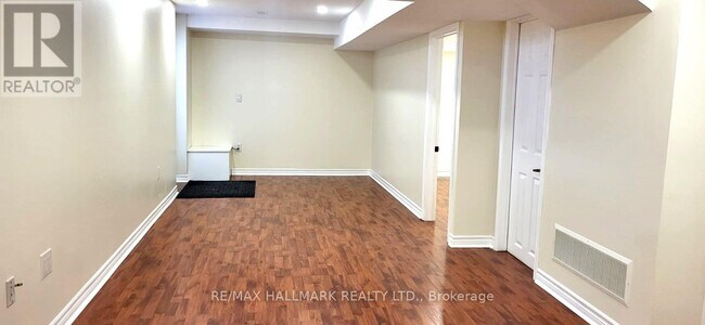 2 Michelle Dr in Vaughan, ON - Building Photo - Building Photo