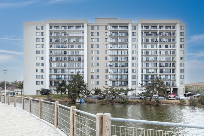 Pacific South Condominiums in Virginia Beach, VA - Building Photo - Primary Photo