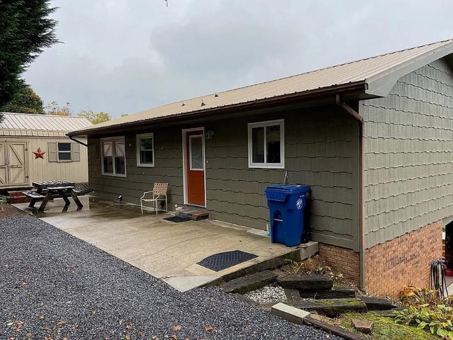 107 Pebblebrook St in Clyde, NC - Foto de edificio - Building Photo