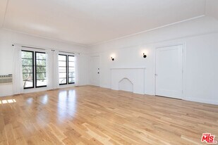 1085 Cloverdale Ave in Los Angeles, CA - Building Photo