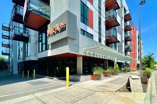 1085 103rd Ave NE in Bellevue, WA - Building Photo