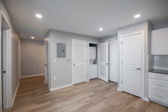 New Trail Plaza in Sarasota, FL - Building Photo - Interior Photo