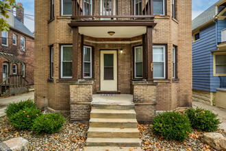 C Roberto Crossing in Cleveland, OH - Foto de edificio - Building Photo