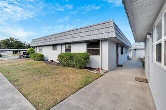 202 Bedford Trail in Sun City Center, FL - Building Photo - Building Photo