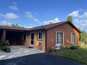 563 SE 27th Way in Boynton Beach, FL - Building Photo - Building Photo