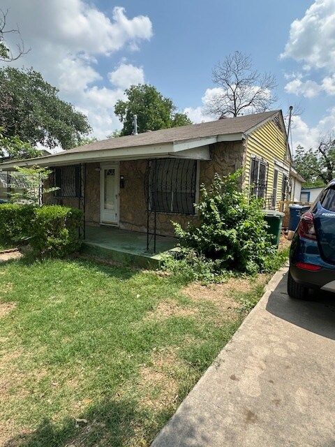 2326 Basse Rd in San Antonio, TX - Building Photo