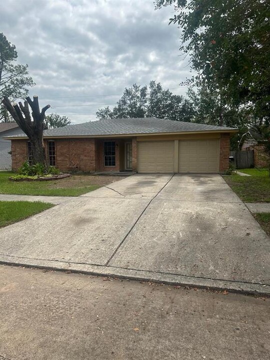 7523 Bubbling Spring Ln in Houston, TX - Building Photo