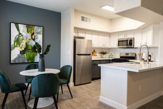 ST. CLAIR in Las Vegas, NV - Foto de edificio - Building Photo