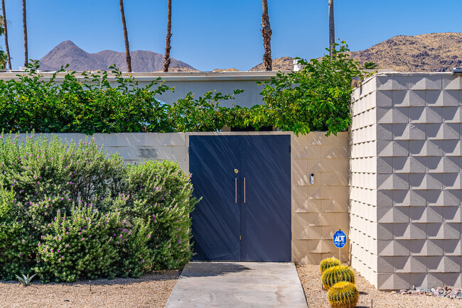 320 Desert Lakes Dr in Palm Springs, CA - Building Photo - Building Photo