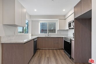 10918 Camarillo St in Los Angeles, CA - Foto de edificio - Building Photo