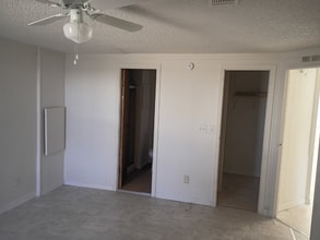 1017 June Terrace in Daytona Beach, FL - Foto de edificio - Building Photo