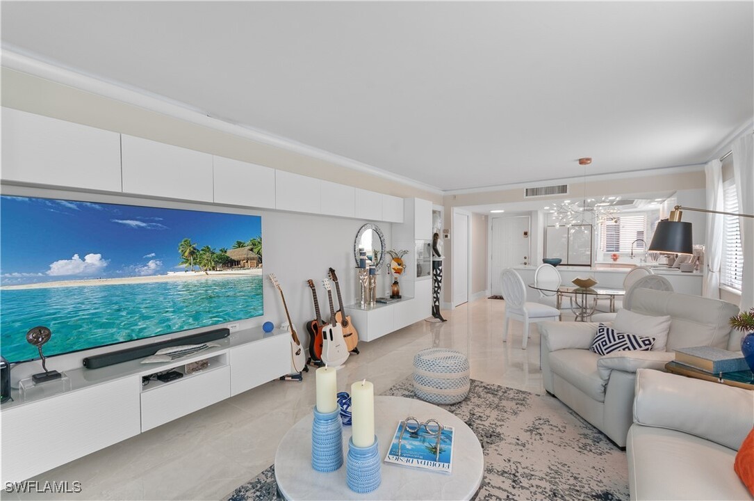 9 High Point Cir N in Naples, FL - Building Photo