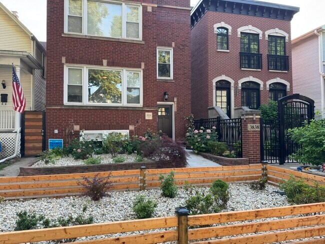 property at 3834 N Hermitage Ave