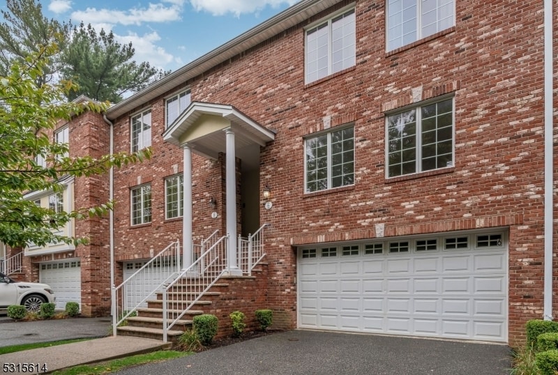 6 Skymark Ct in Upper Saddle River, NJ - Building Photo