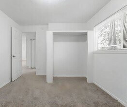 18427-18429 SE Yamhill St in Portland, OR - Building Photo - Building Photo