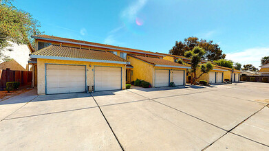 Racquet Club Townhouses in Los Banos, CA - Building Photo - Building Photo