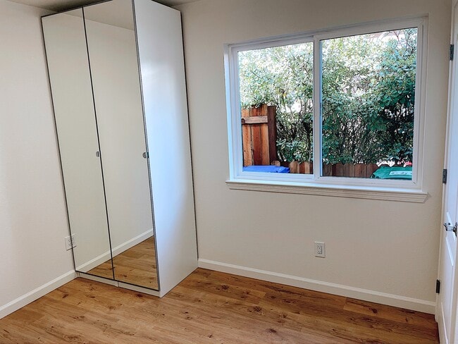 1008 Ridgeview Dr, Unit #2 in El Sobrante, CA - Foto de edificio - Building Photo