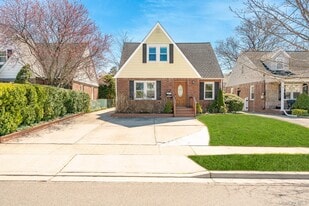 14 Milton Ct in Rockville Centre, NY - Building Photo