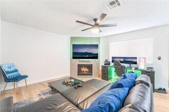924 Falconhead Ln in Las Vegas, NV - Building Photo - Building Photo