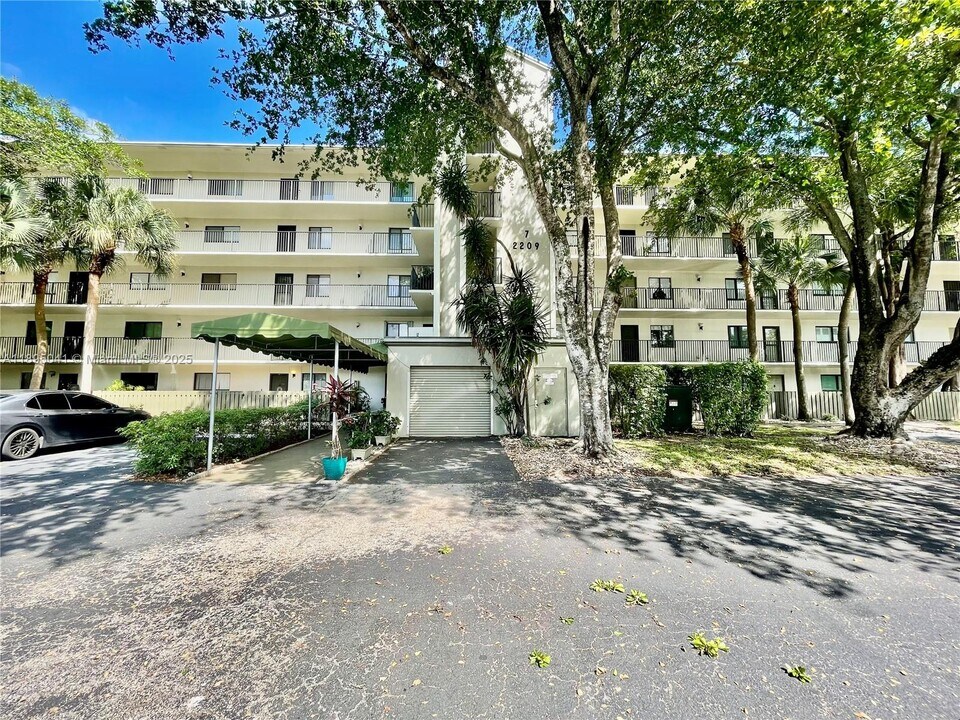 2209 S Cypress Bend Dr in Pompano Beach, FL - Building Photo