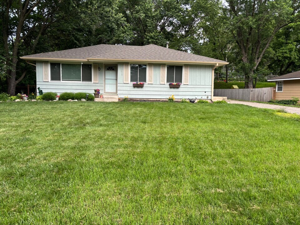 10609 Queen Ave S in Minneapolis, MN - Building Photo