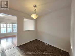 2266 Baronwood Dr in Oakville, ON - Building Photo - Building Photo