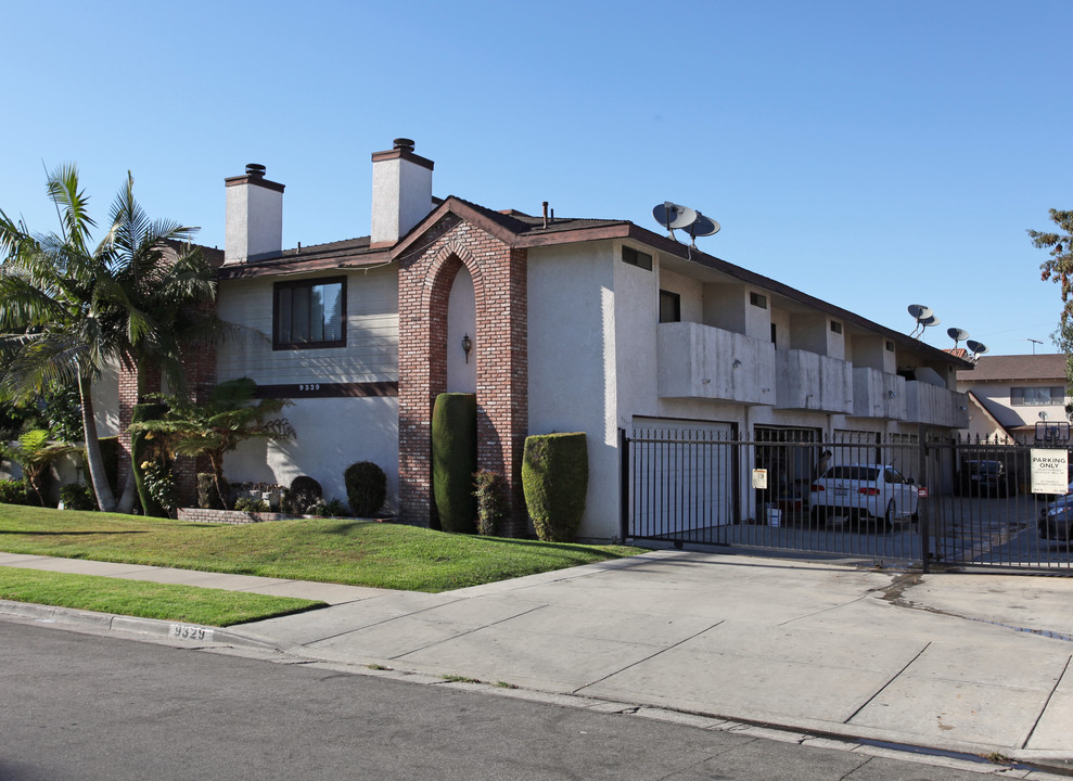 9335 Park St in Bellflower, CA - Foto de edificio