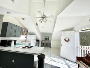 4151 SW Sundown Ln, Unit Upper cottage in Palm City, FL - Foto de edificio - Building Photo